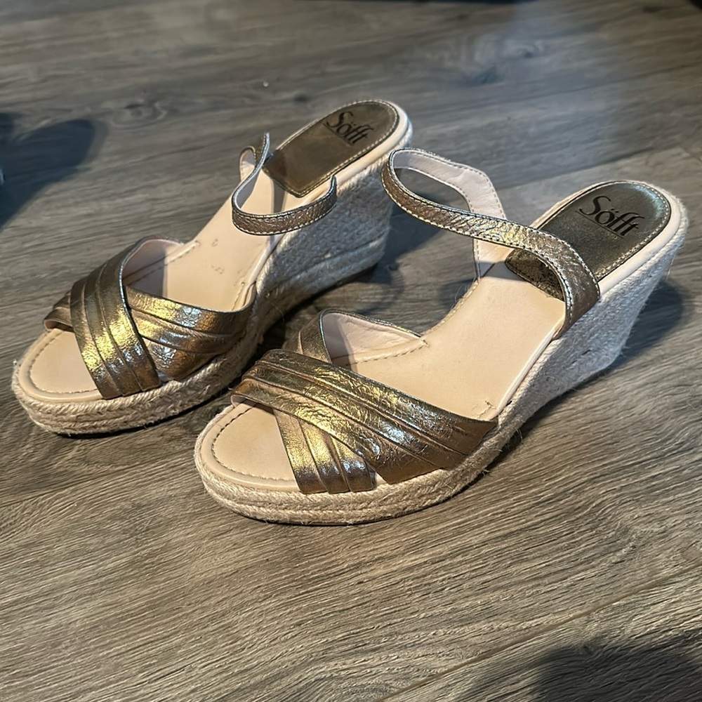 Like new 9.5 Sofft Wedge Sandals